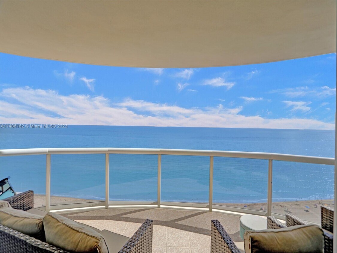 Primary Photo - 17555 Collins Ave