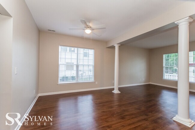 Building Photo - Gorgeous 6BR 3BA 2 Story Traditional Home ...