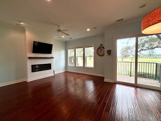 Building Photo - 3 Bedroom Townhouse W/ Sunset Water Views!