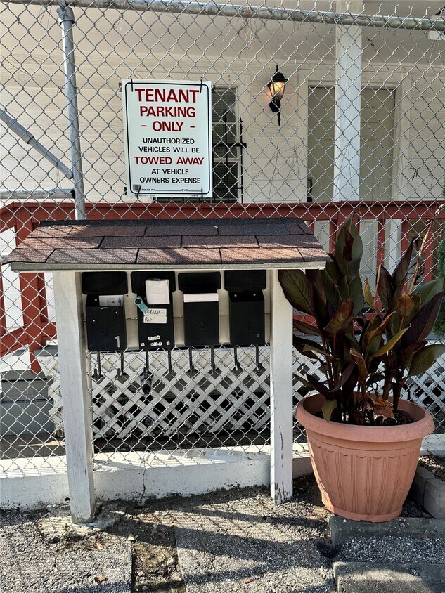 Foto del edificio - 305 N Live Oak St