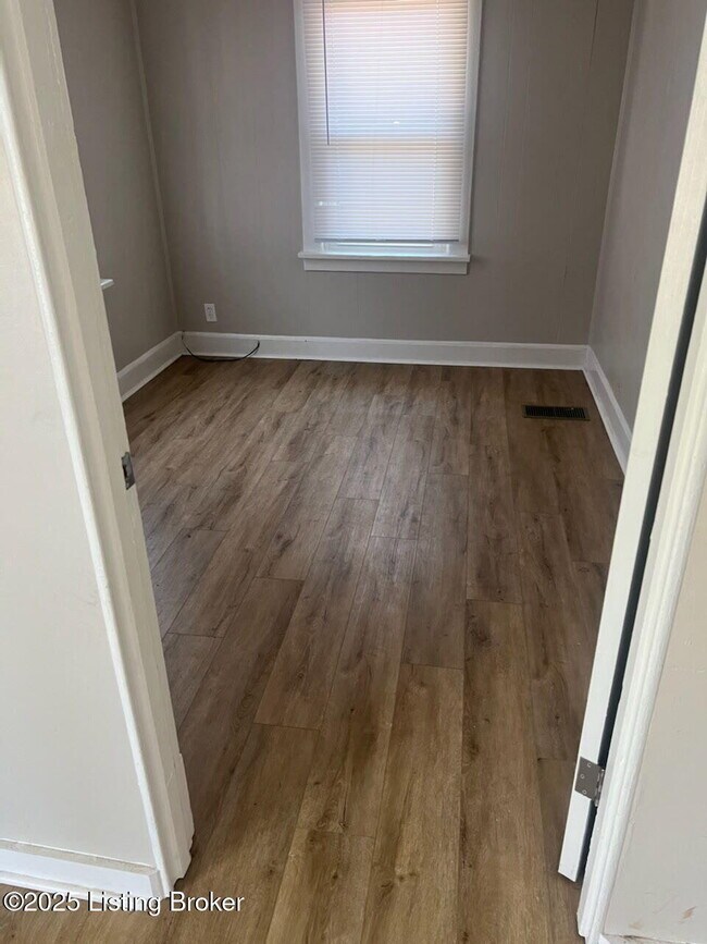 Foto del edificio - 820 Winkler Ave