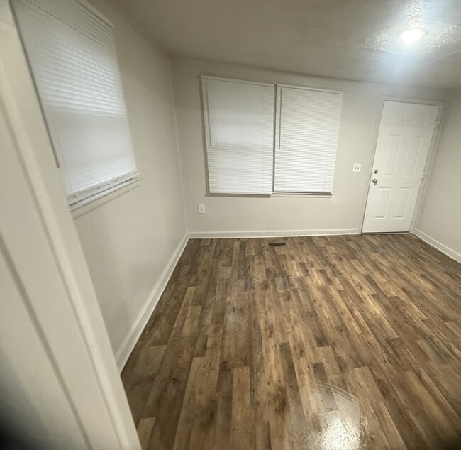 Building Photo - 403 Poplar St