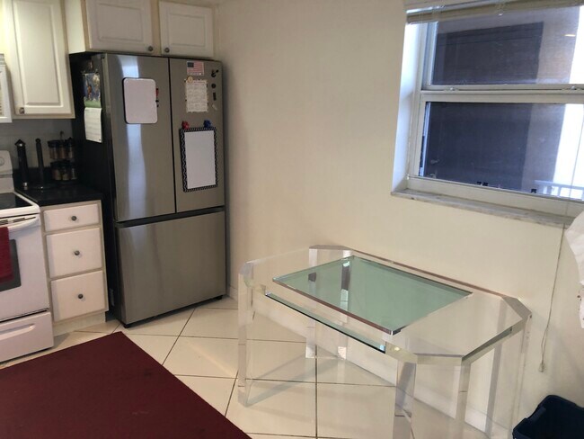 Cocina - vista al pasillo frontal - 2400 NE 1st Ln