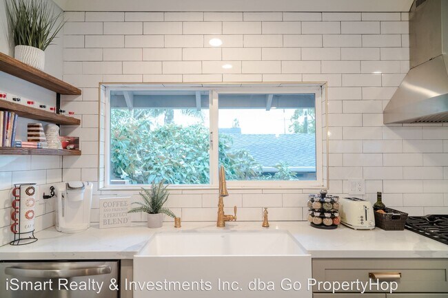 Building Photo - 2 br, 1 bath Apartment - 557 W Virginia St