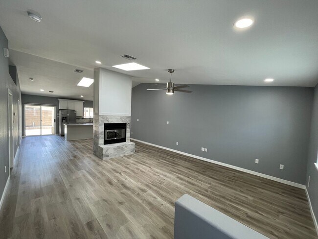 Foto del edificio - IMMACULATELY REMODELED TOWNHOUSE W/ DOUBLE...