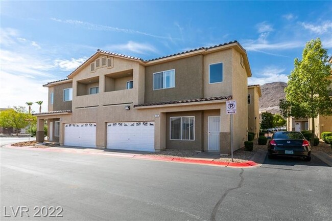 Building Photo - Henderson Townhouse w/2 car garage