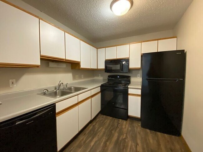 Foto del edificio - $1,050 | 2 Bedroom, 1 Bathroom Apartment | No Pets | Available for August 1st Move In!