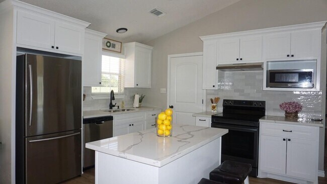 Foto del edificio - 34248 Pine Ridge Rd