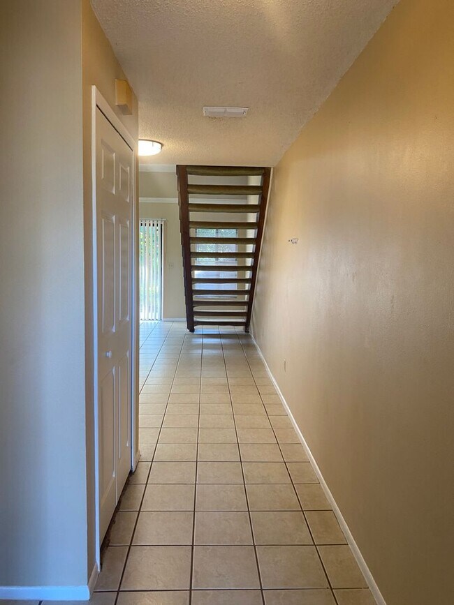 Foto del edificio - 2 bedroom + loft, 2 bathroom townhome near UCF