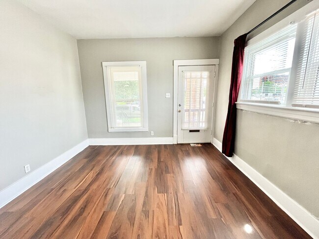 Foto del edificio - 637 W Ormsby Ave