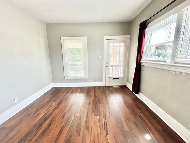 Building Photo - 637 W Ormsby Ave
