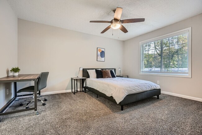 Foto del edificio - 1800 Lantern Ridge Dr