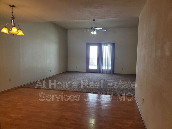 Foto del edificio - 1095 N Northwood Ave