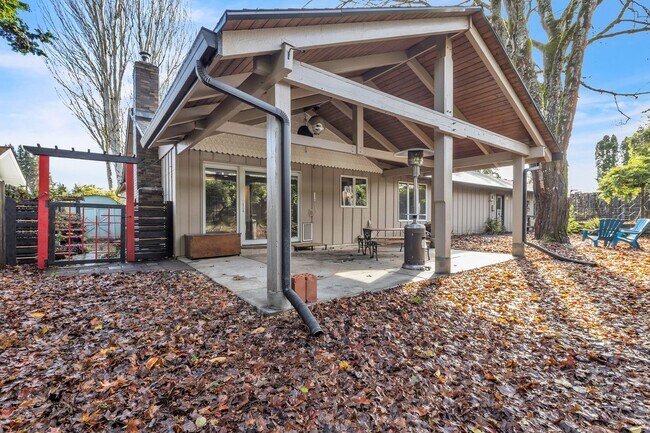 Building Photo - Beautifully Detailed 3B/2B Ranch in Salmon...