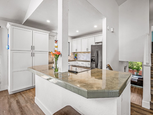 Building Photo - 23889 Oakmont Way