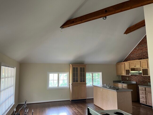 Foto del edificio - 701 Blankenbaker Ln