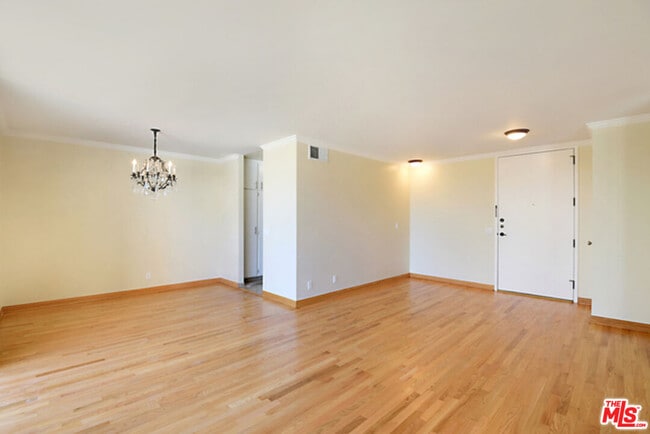 Building Photo - 100 S Doheny Dr