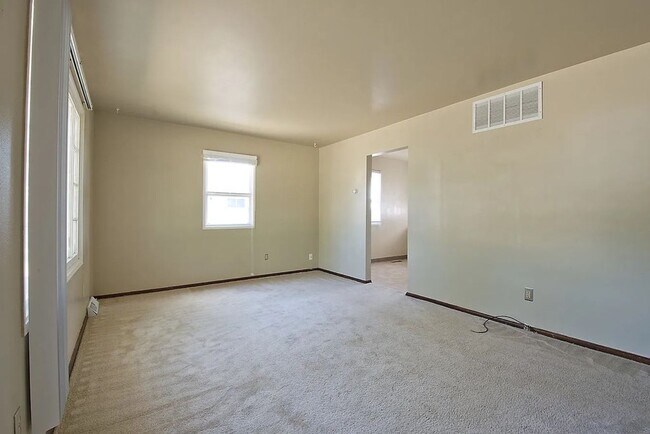 Foto del edificio - 3 Bedroom House!