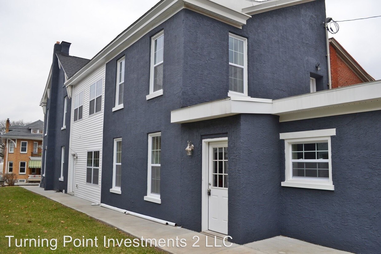 Primary Photo - 108 W Main St