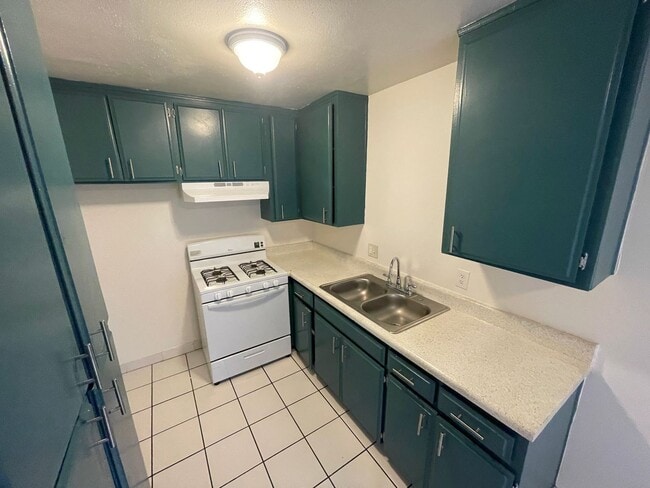Foto del edificio - LARGE 1bd/1ba in NoHo WITH Parking!