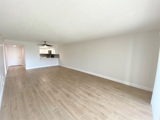 Building Photo - ** GOLF VIEW MANOR ** 2 BED / 2 BATH - FIR...