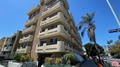 Building Photo - 701 S Kingsley Dr