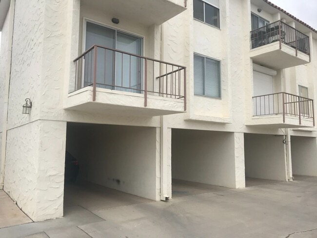 Building Photo - BURK0571