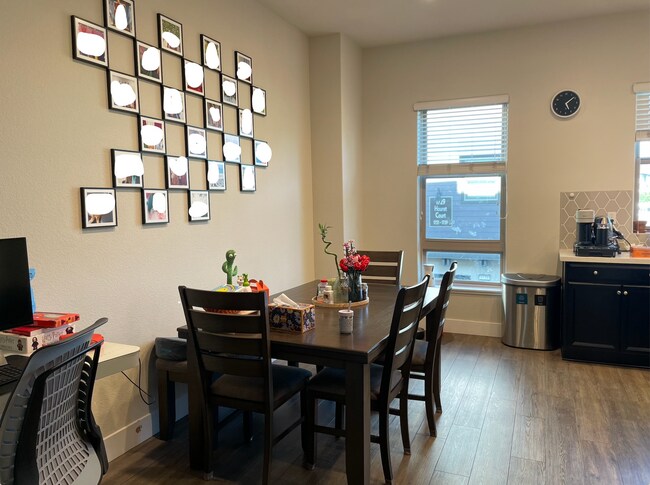 Foto del edificio - 1781 Hazelnut Ln