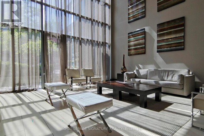 Photo du bâtiment - 320 Richmond St E