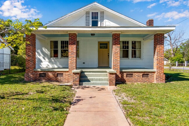 Building Photo - Cute Bungalow