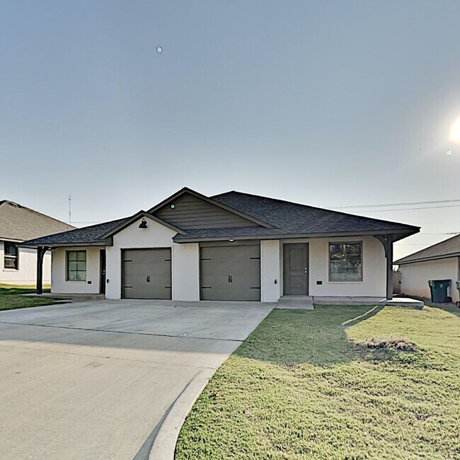 Building Photo - 2 Bedroom 1 Bath Duplex Located Off Broadw...