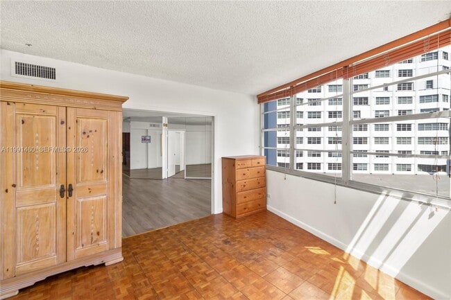 Building Photo - 905 Brickell Bay Dr