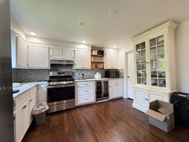 Foto del edificio - 26 Hammond Pond Pkwy