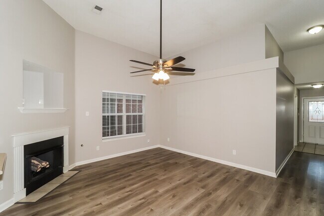 Foto del edificio - 2731 Maggie Woods Pl