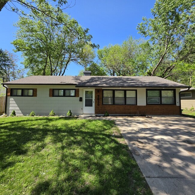 Foto del edificio - Beautiful 4 bedrooms and 2 full baths home located on E 113th St in Kansas City, MO