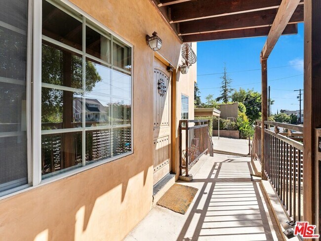 Foto del edificio - 1652 Talmadge St