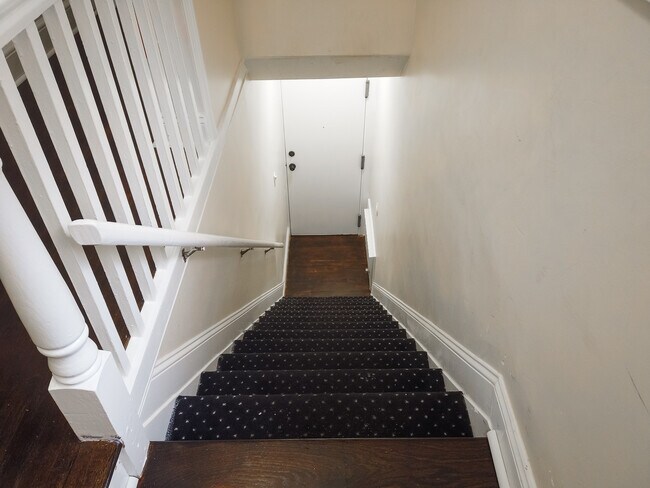 Building Photo - 376 Delano Pl