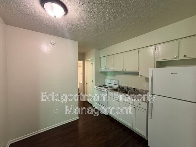 Foto del edificio - 3001 Idylwilde Blvd