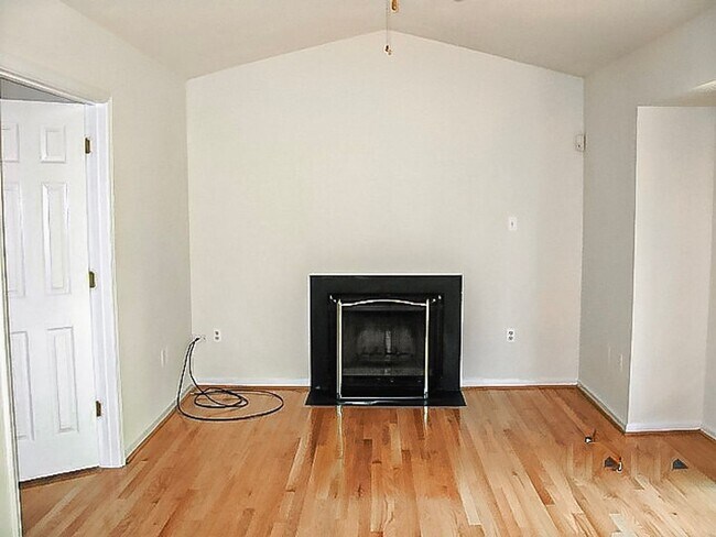 Building Photo - Serene and Private 3 Bed 3 Bath Single Fam...