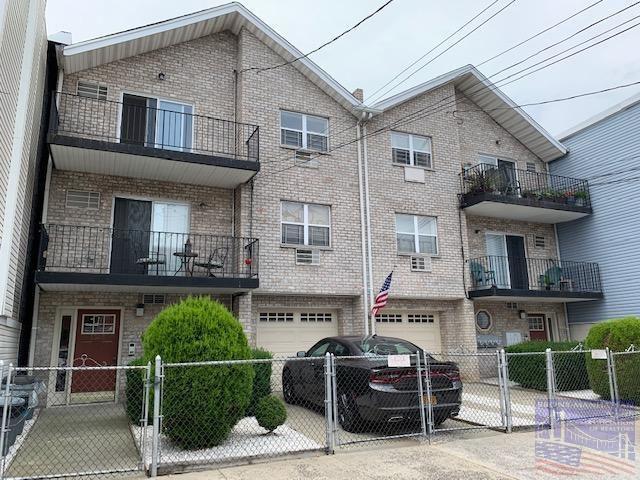 Primary Photo - 1305 Balcom Ave