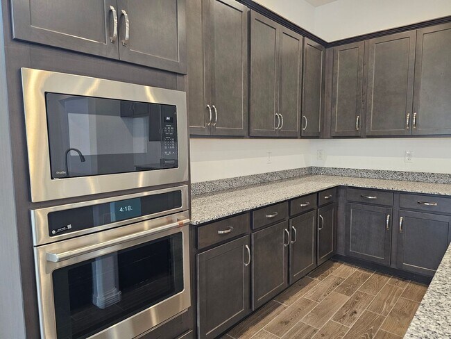 Building Photo - BEAUTIFUL NEW HOME 5 BEDROOMS 3 BATHS!