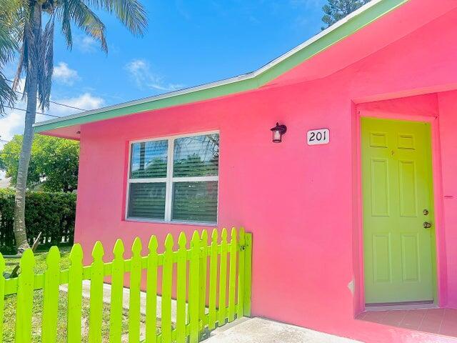 Building Photo - 201 Palm St