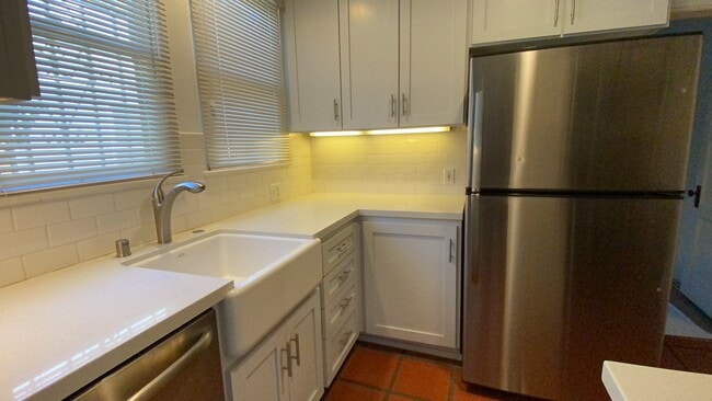 Building Photo - 618 N Orange Dr