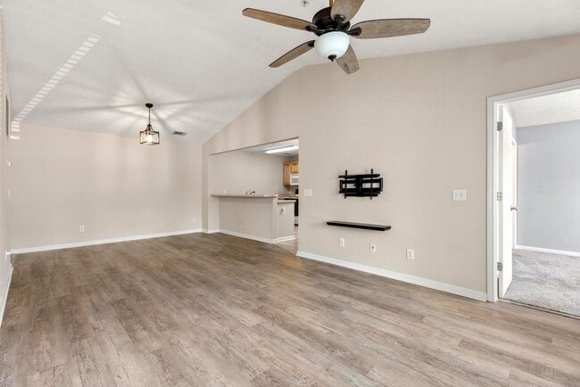 Building Photo - 2 Bedroom 2 Bath Condo on Donahue Dr