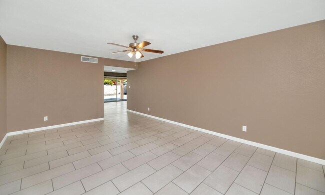 Building Photo - 1128 E Broadmor Dr