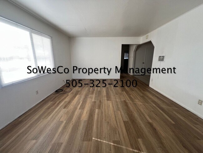 Foto del edificio - 3 Bedroom 2 Bath, 1 Car Garage and new flooring!