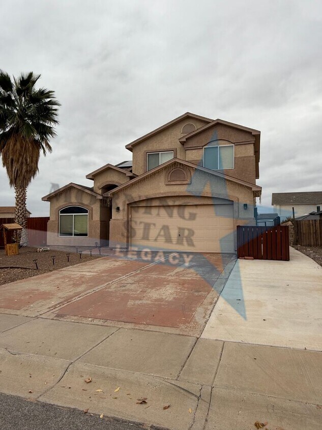 Foto principal - Spacious 4 Bedroom Home w/ Large Landscape...