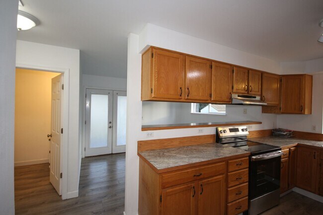 Foto del edificio - Updated Tacoma Home with Spacious Layout & Fully Fenced Yard