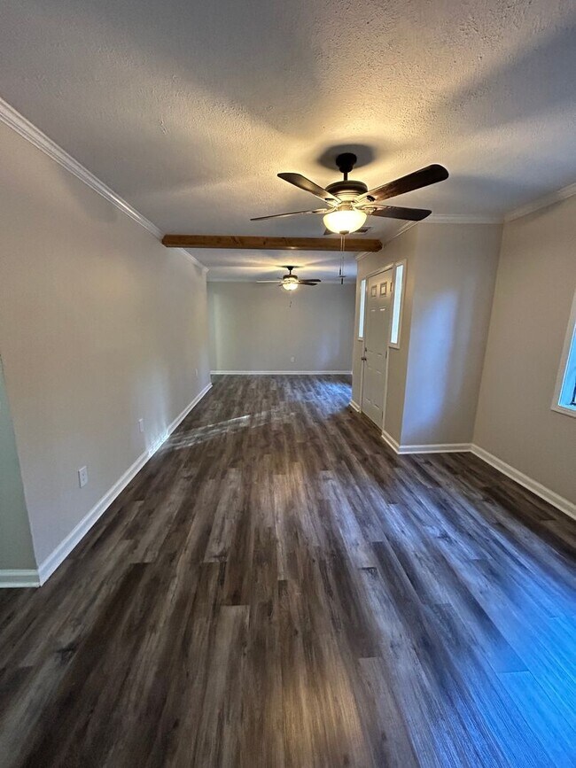 Foto del edificio - 596 N McLemore Ave