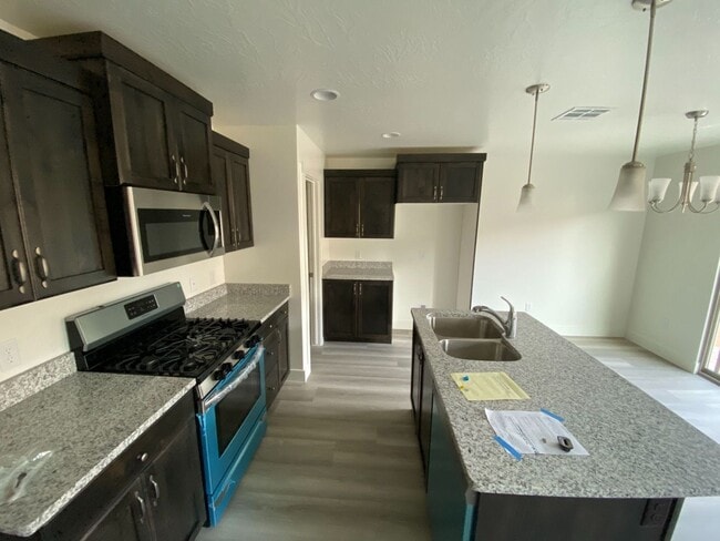 Foto del edificio - Modern Comfort Awaits – 4 Bed, 2.5 Bath To...